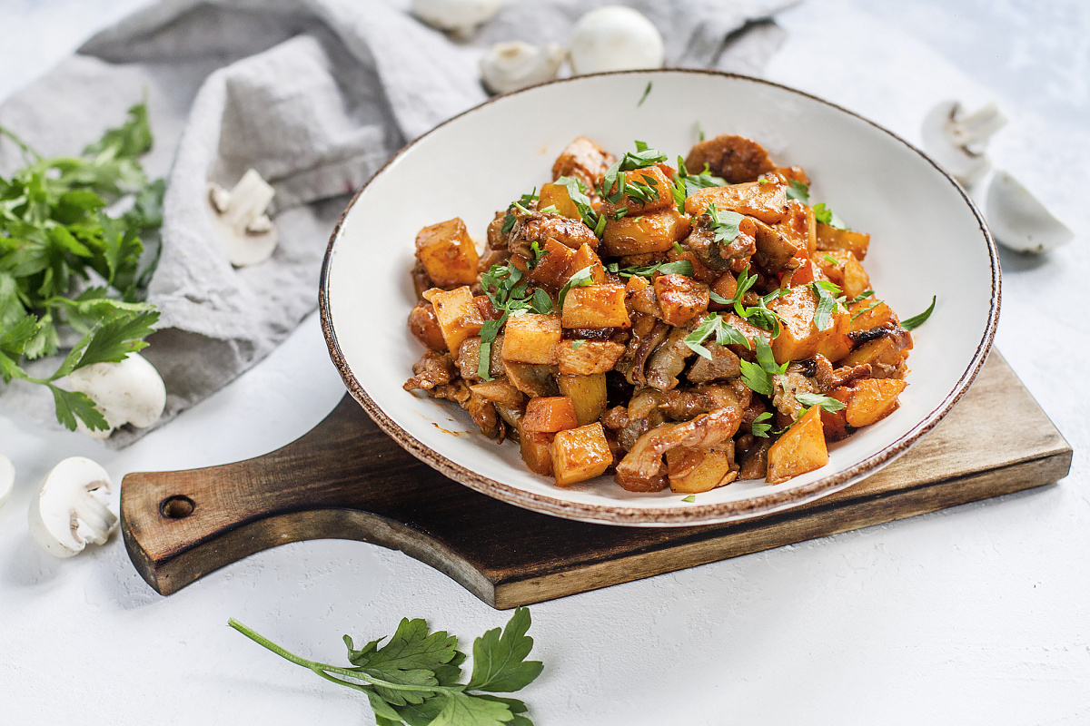 Жаркое из индейки с лесными грибами и картофелем