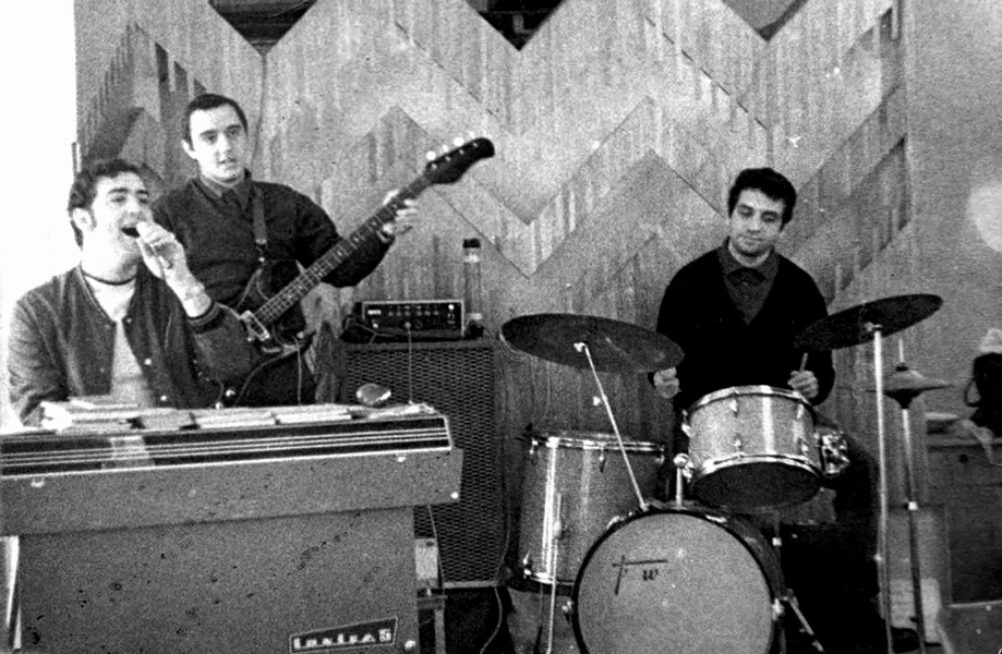 Михаил Шуфутинский на заре своей музыкальной карьеры выступал в одном из магаданских ресторанов. Где главным было, чтобы исполнитель спел то, чего желает публика, Фото из открытых источников.