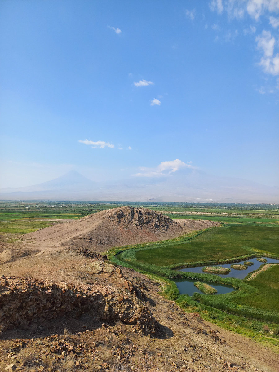 Рядом холм с таким видом