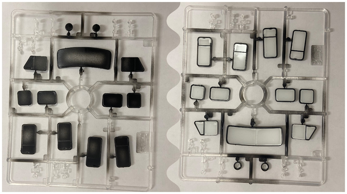 В процессе сборки стендовой модели УАЗ-3909 "Буханка" в масштабе 1/35. Производитель "Звезда". Фото из личного архива автора © 2025 год.