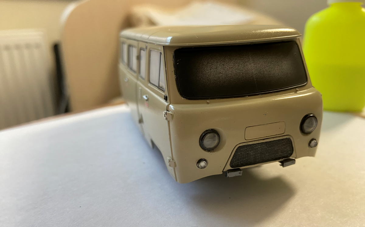 В процессе сборки стендовой модели УАЗ-3909 "Буханка" в масштабе 1/35. Производитель "Звезда". Фото из личного архива автора © 2025 год.