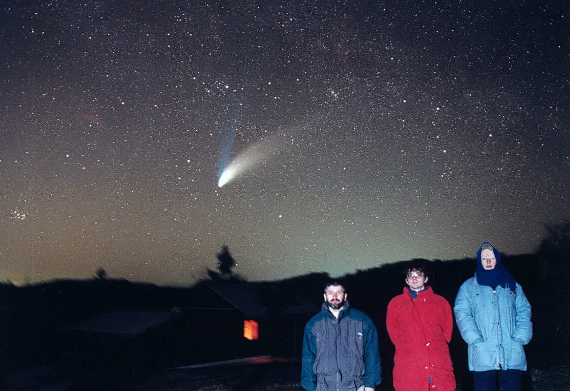 Комета c/1995 o1 (Хейла-Боппа), которая обозначала "пришествие новой эры" у астрологов