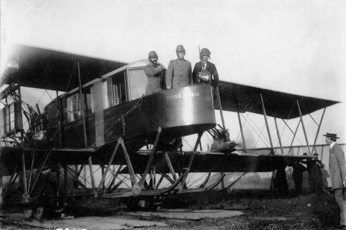 Первый в мире четырёхмоторный самолёт «Русский витязь», 1913 год. Справа в кабине самолёта его создатель Игорь Сикорский.