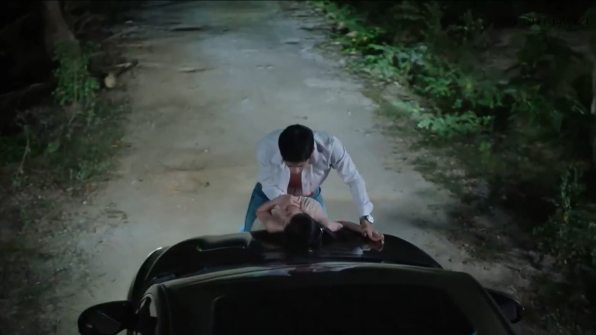 Случайная первая встреча - как всегда в mini эффектная, с ножом или пистолетом)