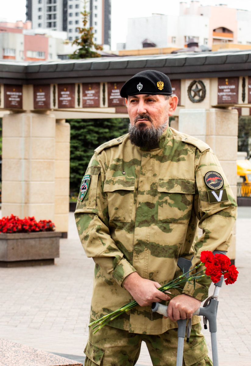 В день съёмок солнца не было. Тучи висели низко и были готовы пролиться дождем. Прекрасный природный софтбокс. Свет ложится ровно.