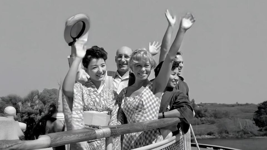 Актриса Джульетта Мазина, режиссер и Председатель жюри кинофестиваля Сергей Герасимов с участниками фестиваля во время речной прогулки