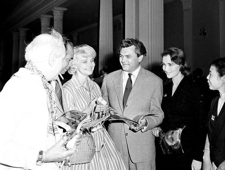 Актер Абель Ганс, индийский режиссер Бимал Рой и друие гости кинофестиваля беседуют с Сергеем Бондарчуком и Зинаидой Кириенко