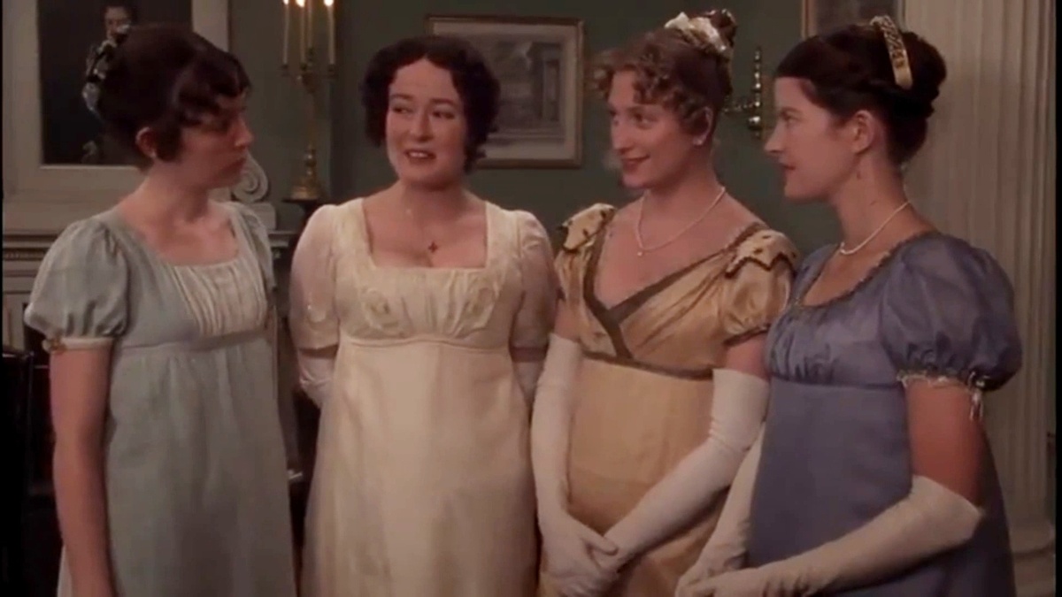 У Джейн и Элизабет платье и то, что надето под ним, подчёркивают фигуру, а у Мэри и Шарлотты — вычëркивают. Кстати, это платье Джейн "засветилось" в двух экранизациях "Эммы" по Джейн Остин. 