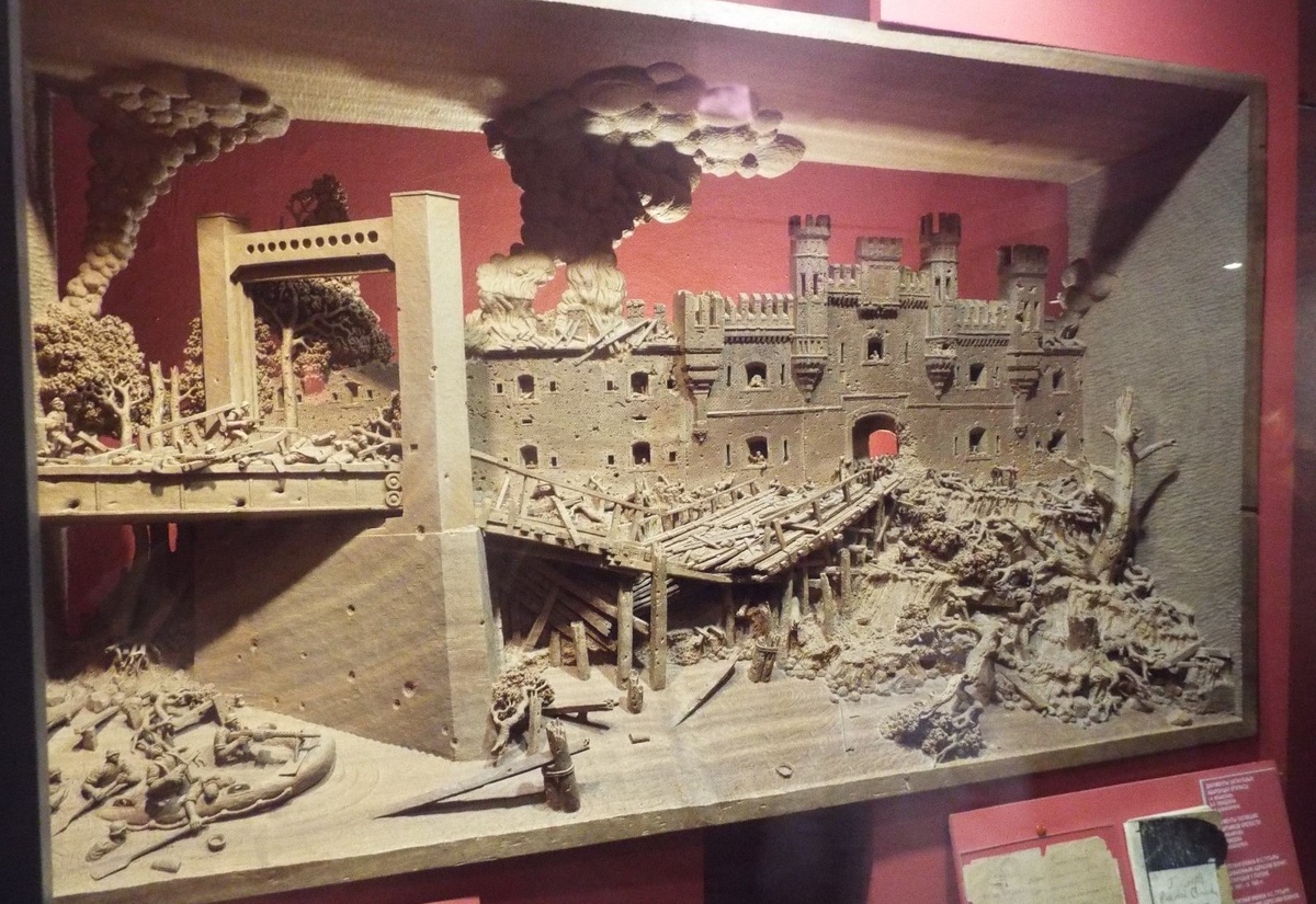 Деревянное панно в музее обороны Брестской крепости