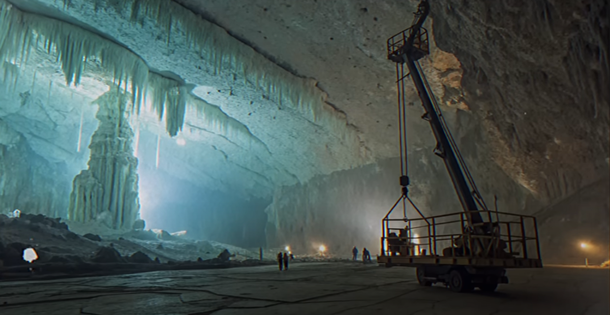 Взято с внещних источников интернета.- Телепатия, живая архитектура, генетический архив, смертельная встреча с Хранителями и трагический выбор между долгом и выживанием — всё это в захватывающей истории, полной драматизма, мистики и научных открытий. Тайны подземного мира, приключения, фантастика, подлёдный город, древние технологии и борьба за жизнь — этот рассказ откроет то, что скрывалось подо льдами тысячи лет. Секретная миссия, катастрофа и судьба экспедиции, о которой никто не должен был узнать…