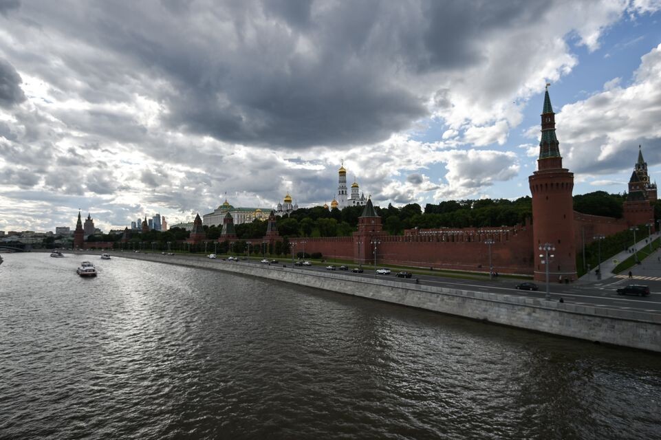    Вид на Кремль с Москворецкого моста в Москве / Медиасток.рф