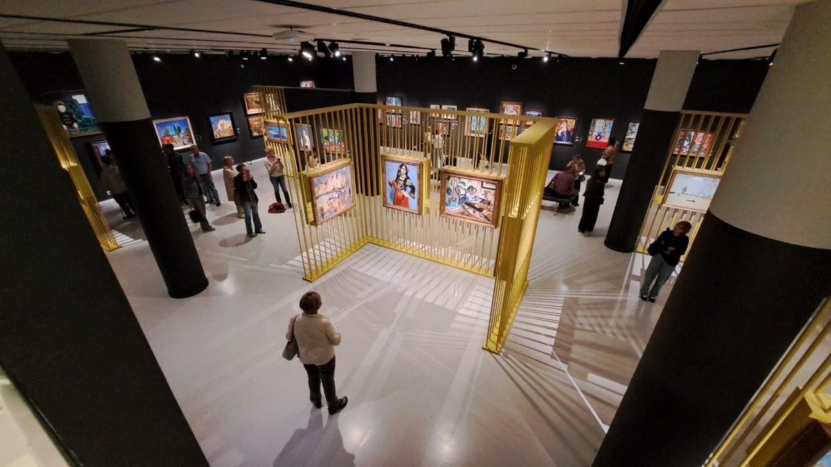 Даже на этом общем кадре видны яркие краски полотен