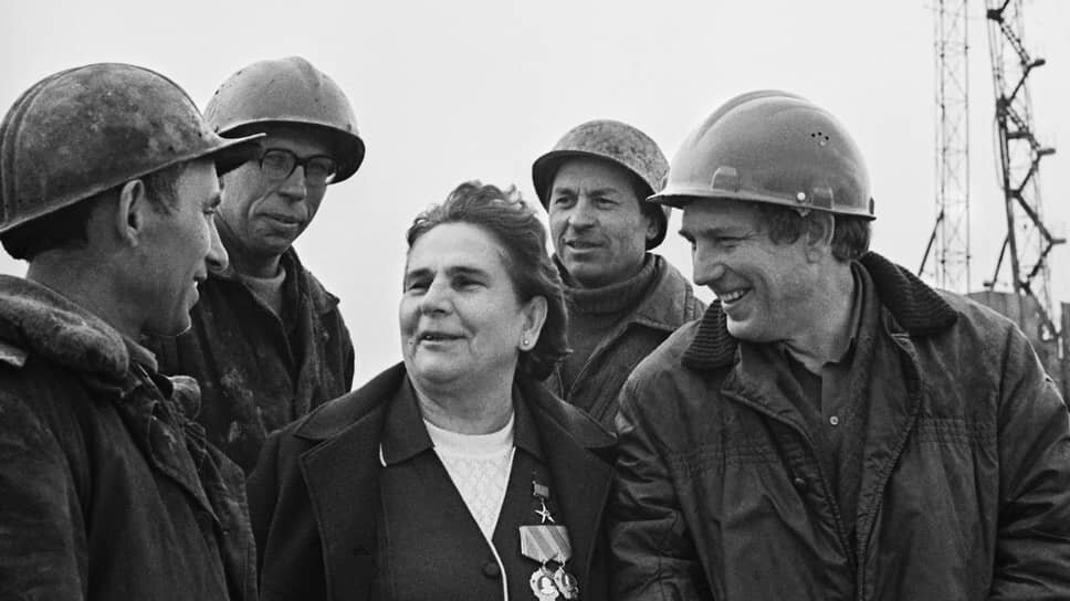 Стахановцы 1930-х старались передать свой опыт трудящимся 1970-х: на фото — Мария Виноградова общается с бригадиром комсомольско-молодежной бригады буровиков Виктором Китаевым (Тюмень, 1974).📷Фото: Сапожков Н. / ТАСС