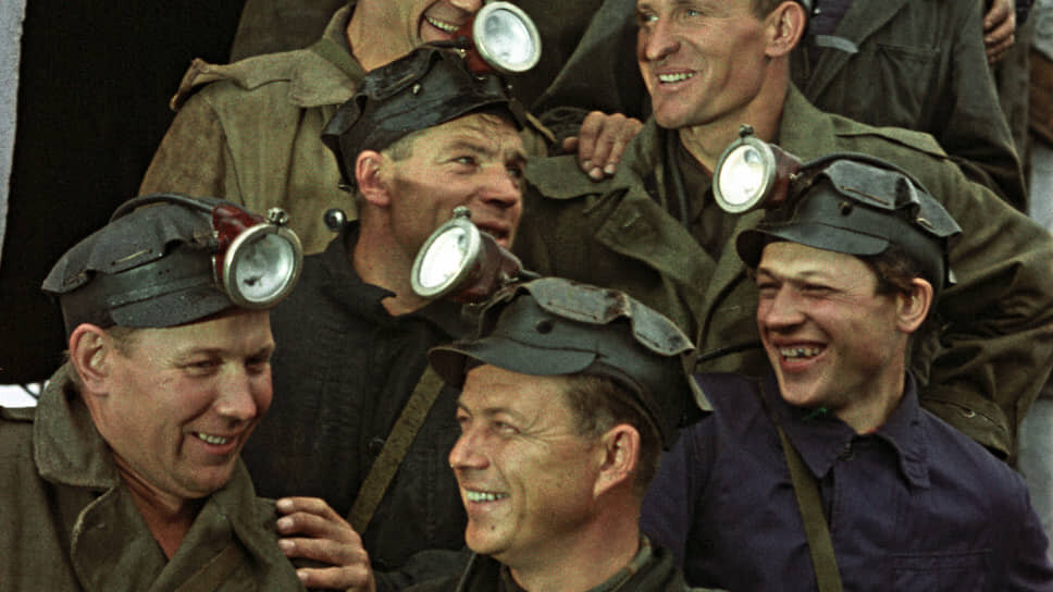 Шахтеры и в послевоенном СССР оставались рабочей элитой, о них пел Владимир Высоцкий, они регулярно перевыполняли план, но энтузиазма 1930-х достичь уже так и не удалось (фото 1962 года).📷Фото: Савин Михаил / Фотоархив журнала «Огонёк» / Коммерсантъ