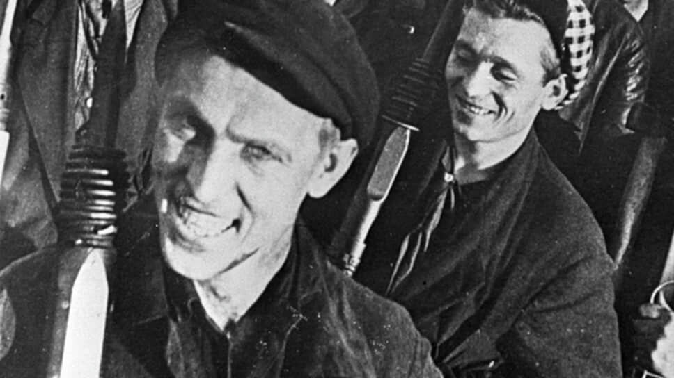 Алексей Стаханов (на первом плане) оказался во главе движения своего имени благодаря сочетанию закономерности (он действительно был и рационализатором, и ударником), случайности (на его месте мог оказаться любой другой ударник-рационализатор) и фотогеничности (он одинаково хорошо смотрелся и на советских плакатах, и на обложке Time).📷Фото: РИА Новости