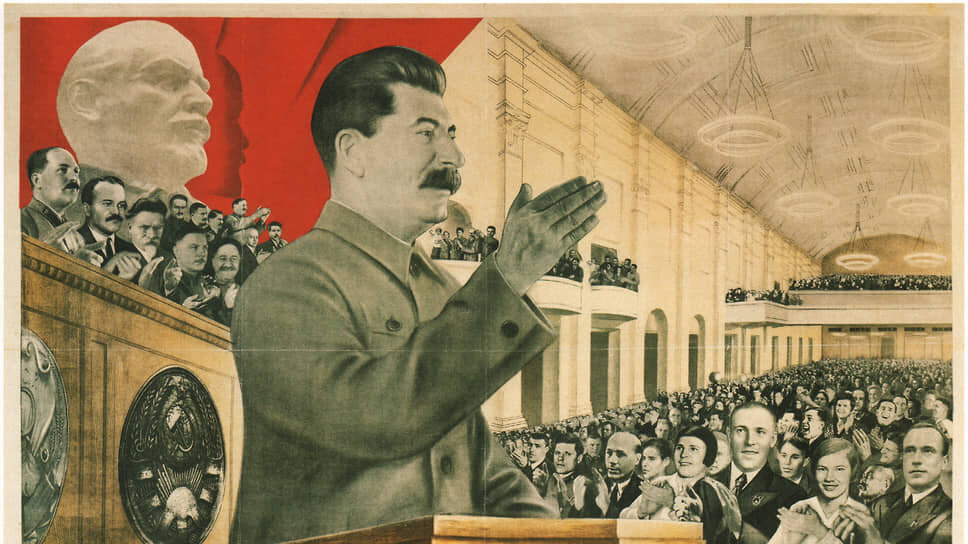 На многих плакатах 1930-х стахановцев изображали вместе со Сталиным, и Сталин порой занимал существенно больше места, чем те, кого он приветствовал.📷Фото: Fine Art Images / Heritage Images / Getty Images
