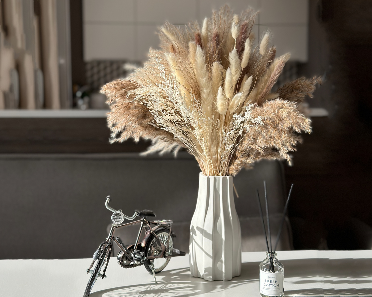 Букет из сухоцветов в натуральных оттенках радует глаз и наполняет дом природным теплом.