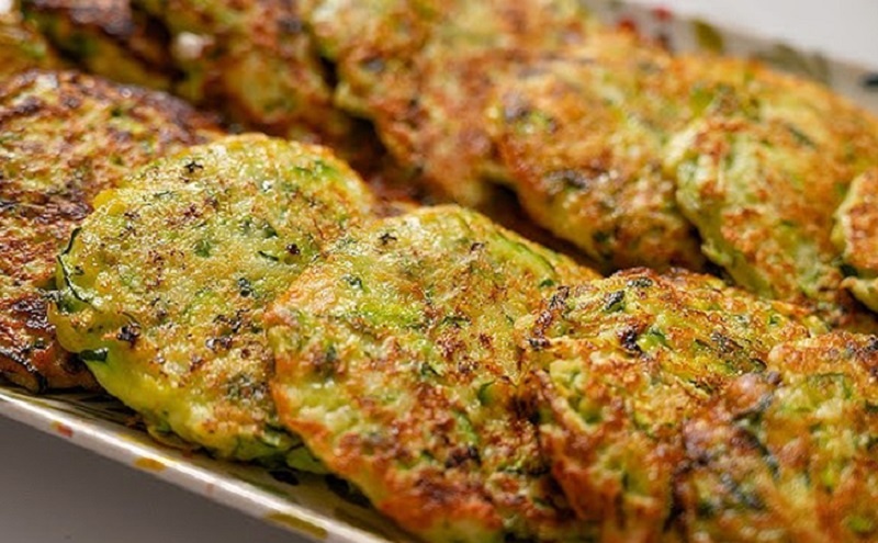 Котлеты с кабачками и курицей: сочные оладьи, которые не останутся на тарелке