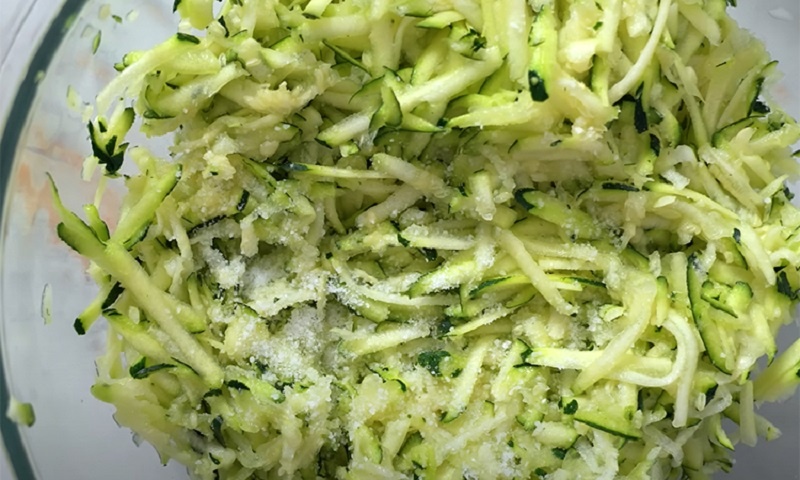 Котлеты с кабачками и курицей: сочные оладьи, которые не останутся на тарелке