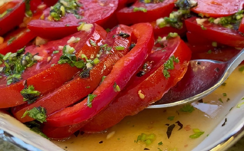 Особый салат из помидоров с пряным соусом