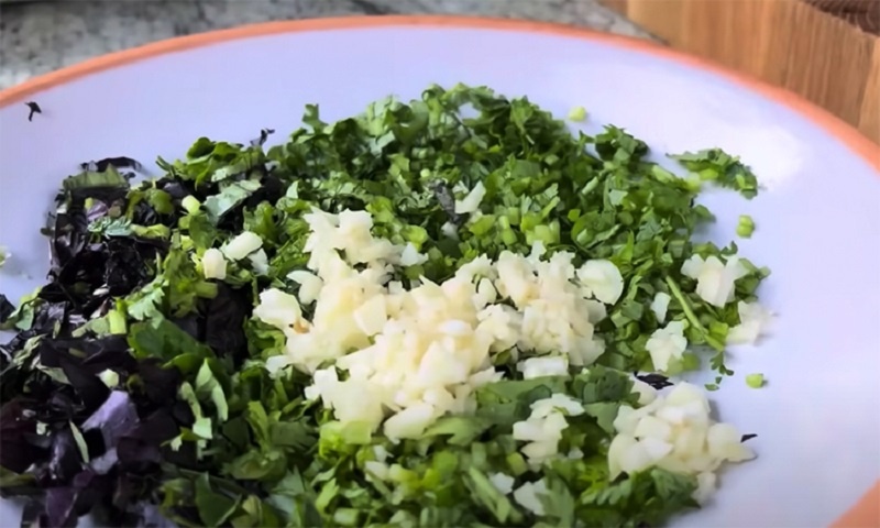 Особый салат из помидоров с пряным соусом