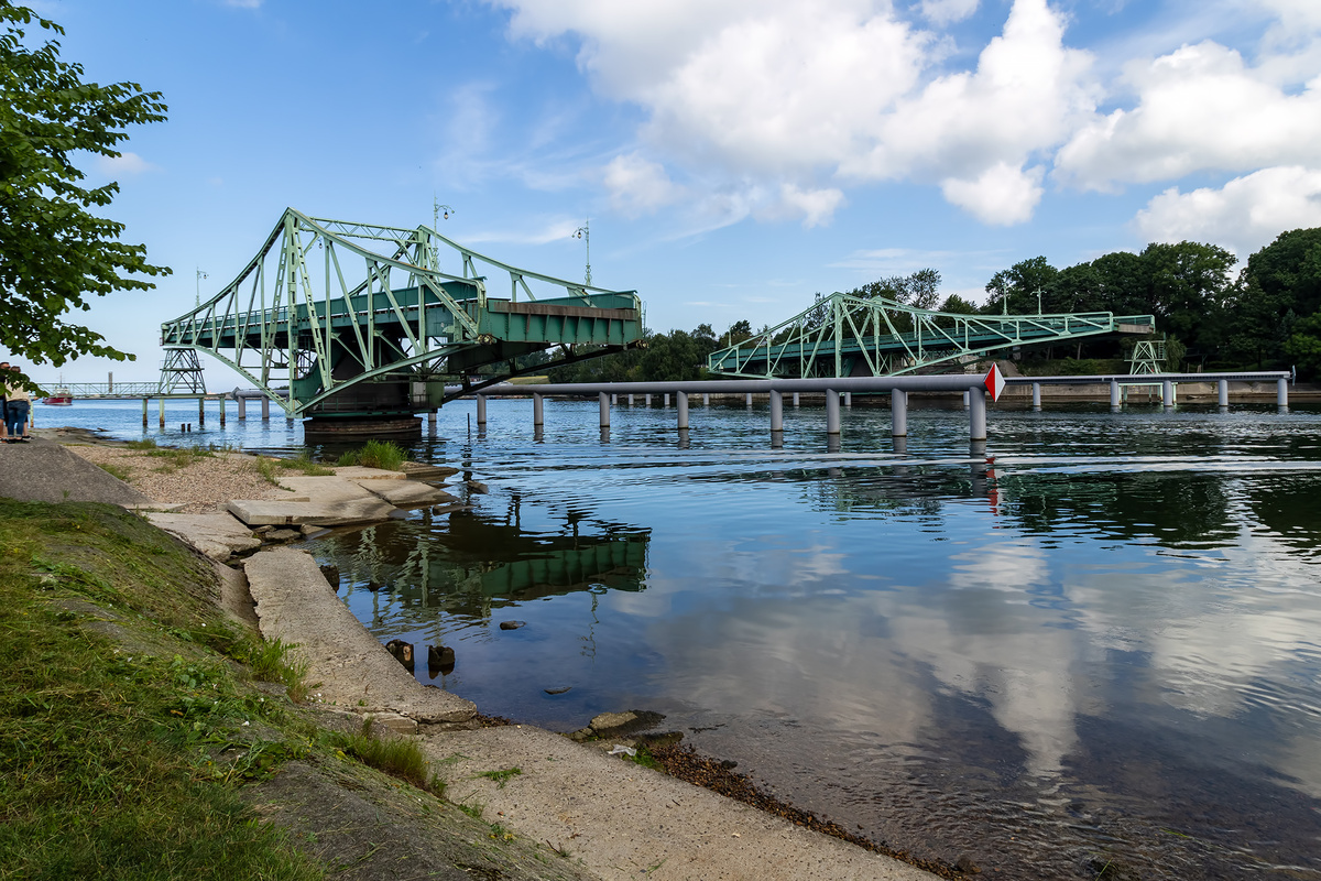 здесь и далее в этой статье фото моего мужа: приехали к мосту, а он вот так развернут. Листайте дальше