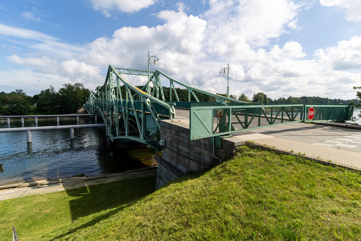потом мост развернулся в нормальное положение и мы проехали по нему