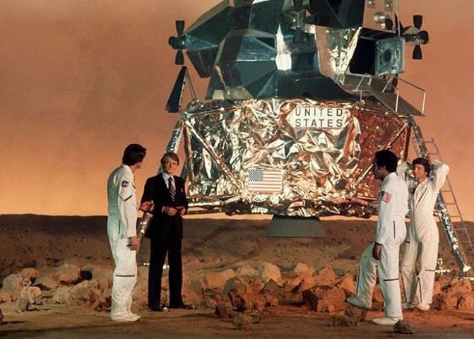 Кадр из "Козерога". Имитация Марса. Кэллог инструктирует астронавтов. 