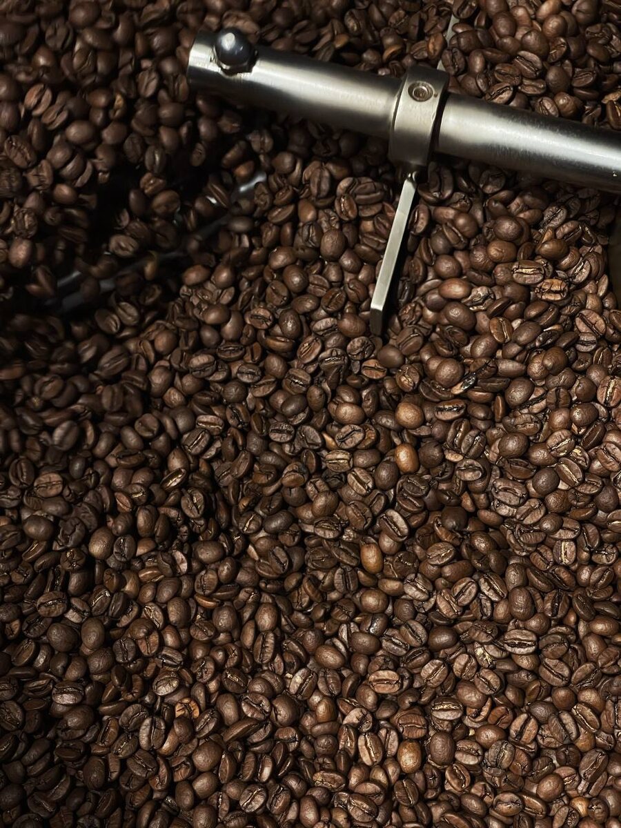 Вот оно, свежее зерно в процессе остывания после обжарке в ростере – устройстве для обжарки.