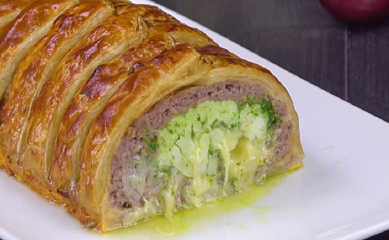 Мясной рулет с черемшой в слоёном тесте: ресторанный вкус дома