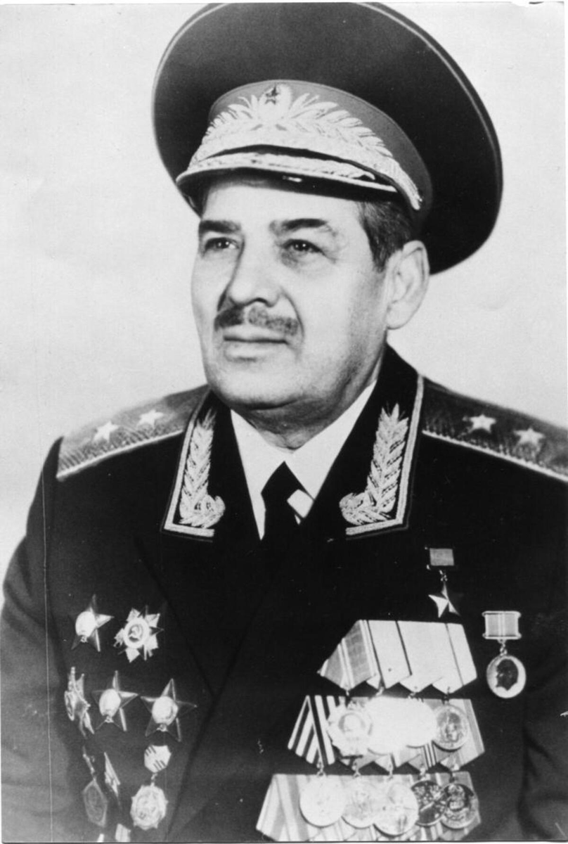 Александр Сидорович Мнацаканов (Мнацаканян) (23 февраля 1921, Владикавказ - 24 июля 2004, Москва) - советский офицер, участник Великой Отечественной войны, генерал-лейтенант. Герой Советского Союза.