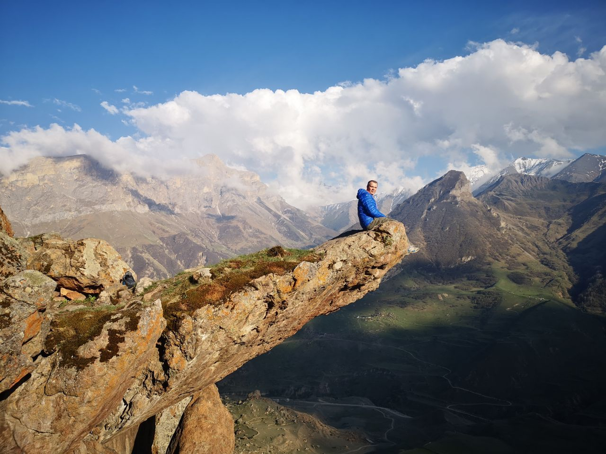 Вид с Языка Тролля на Безенгийскую стену