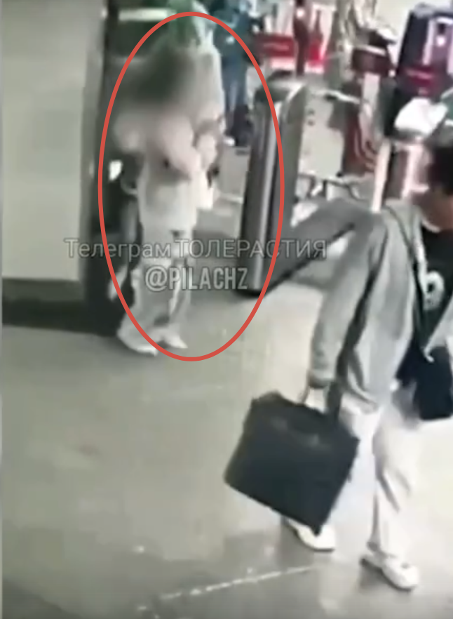Женщина с детьми прошмыгнула через турникет в метро, её сразу же вычислили. Фото: соцсети