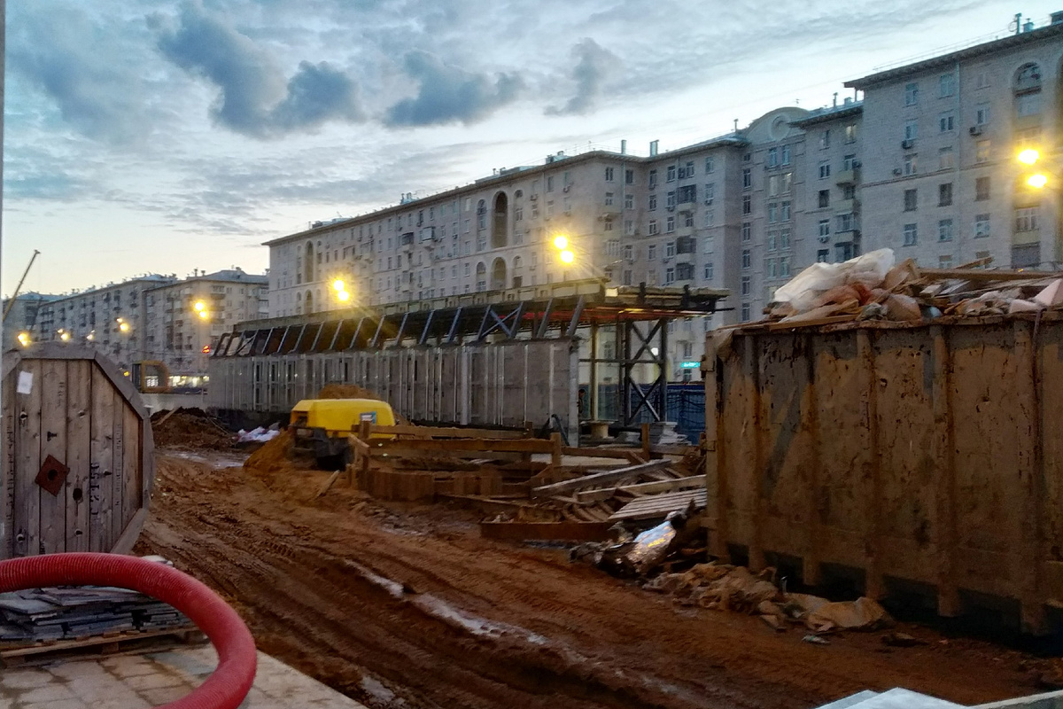 Строительство входного павильона северного вестибюля ст. "Вавиловская" в августе 2025 года, фото автора
