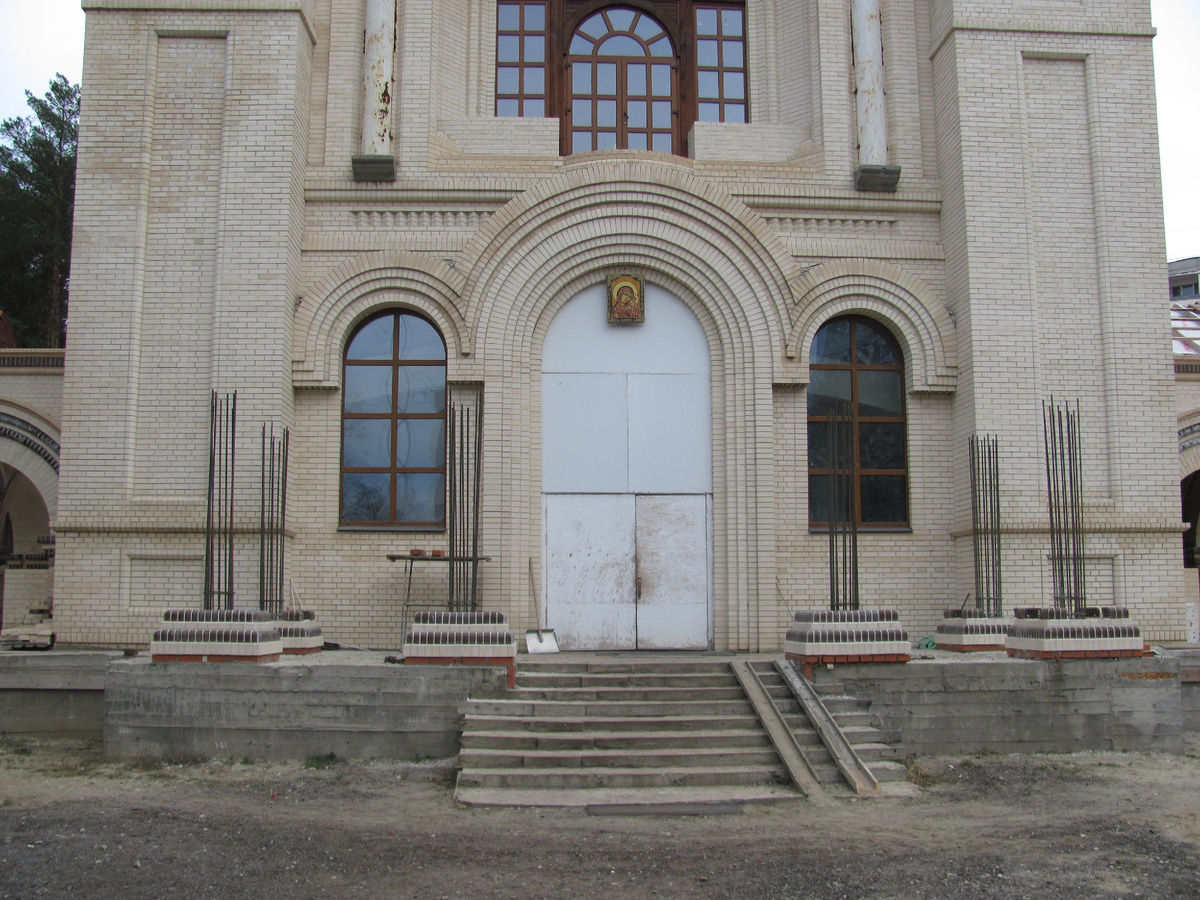 Араматура для колонн на главном входе