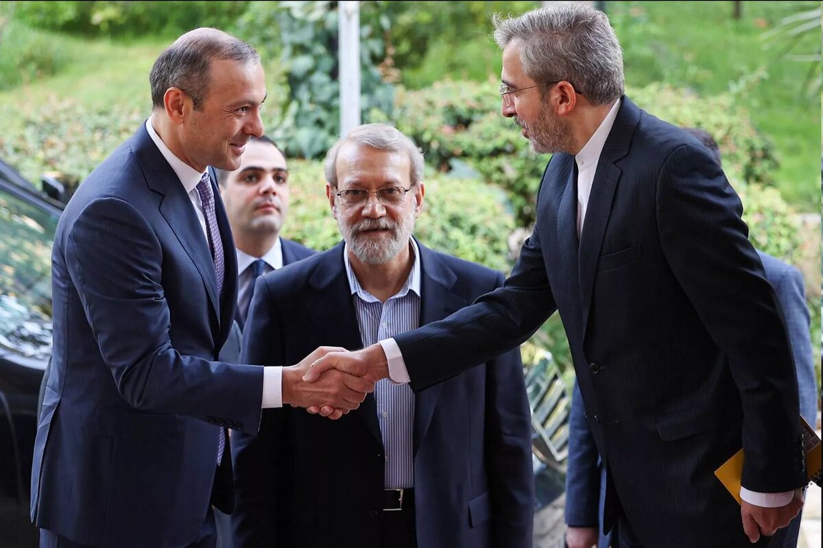 Cекретарь Совбеза Армен Григорян встретился с секретарем Высшего совета национальной безопасности Ирана и советником Верховного лидера Али Лариджани (30 августа 2025). Тегеран © Sputnik / ISNA
