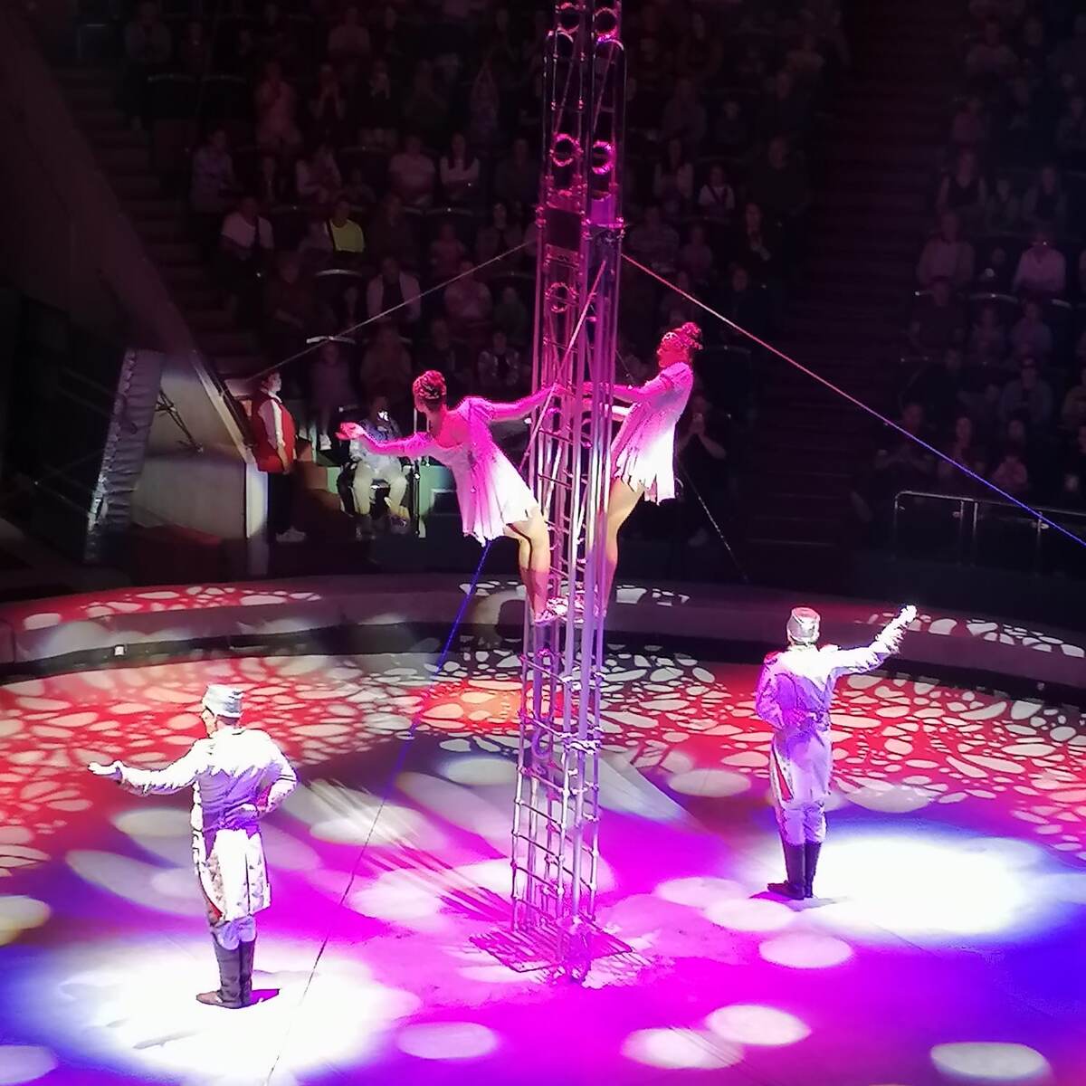 Начало акробатического номера)) 