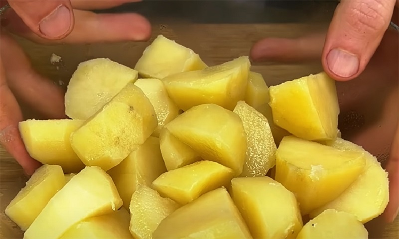 Картофельные лепешки с начинкой: новый взгляд на привычные продукты