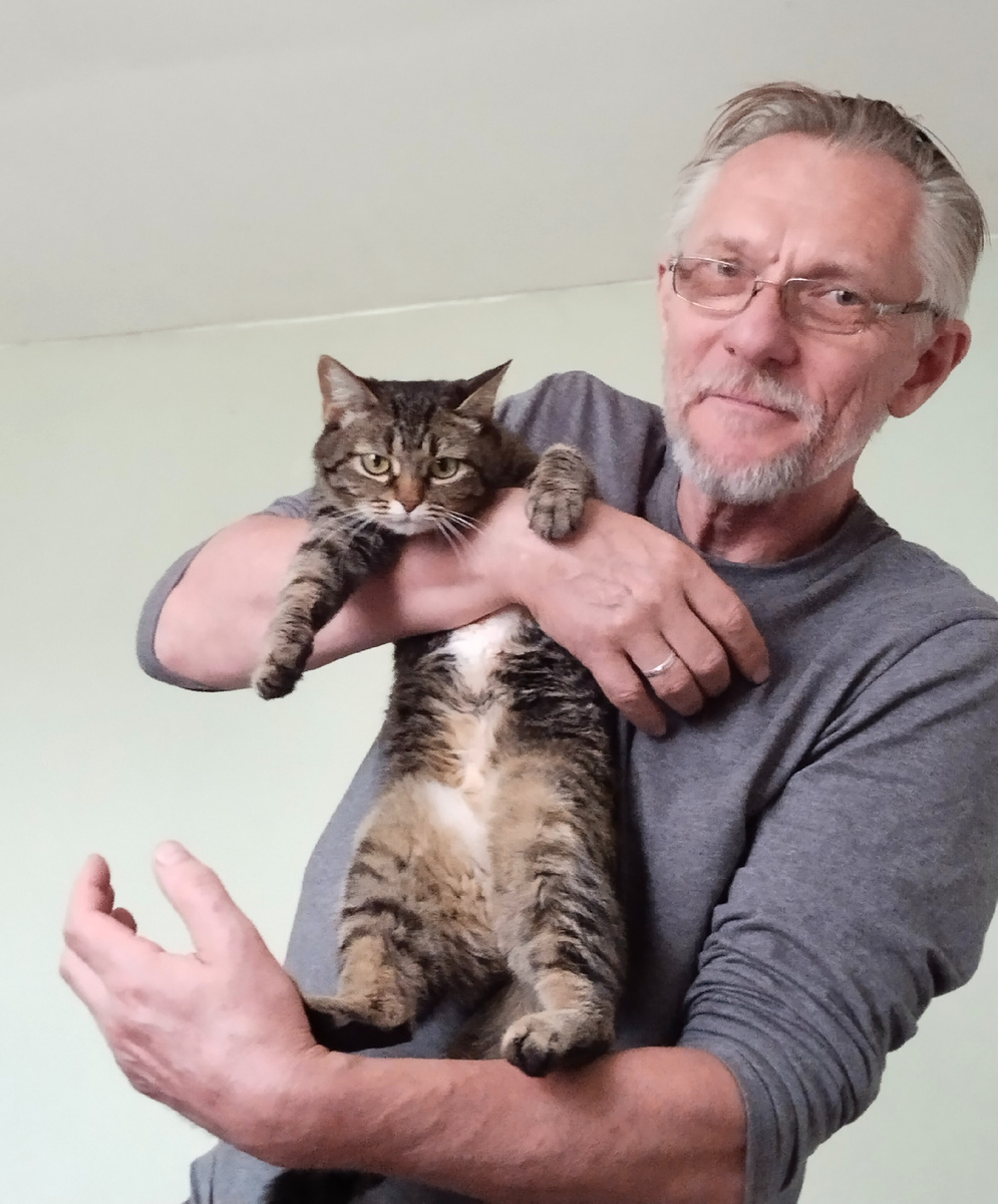 - Чё смотришь?! А ну люби меня быстро! А ты держи крепче, а то щас как дам в лоб!