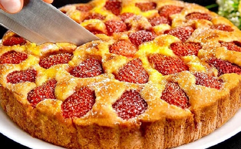 Клубничный торт с нежным кремом: очень вкусный десерт без хлопот