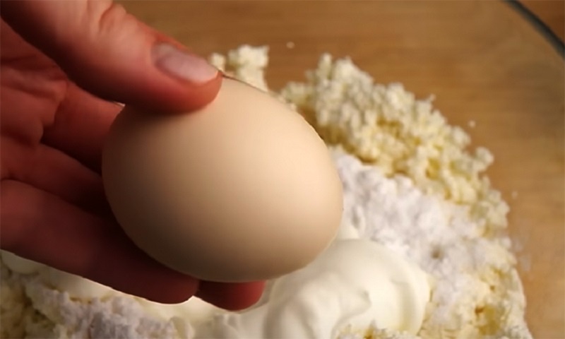 Клубничный торт с нежным кремом: очень вкусный десерт без хлопот