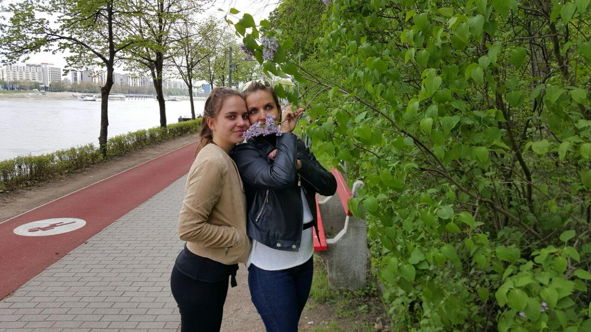 В 2016 году я с дочкой были в Венгрии. Привезли оттуда маски и крема с грязевыми наполнителями, вулканического происхождения. Они долго хранятся и классно очищают кожу.