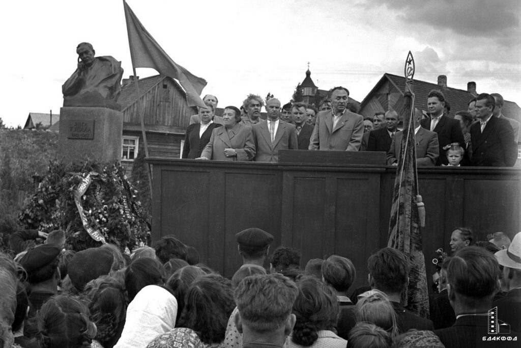 Открытие памятника Народному поэту БССР Я. Купале в Вязынке; на трибуне – первый секретарь Минского ОК КПБ С. Притыцкий, лично знакомый со знаменитостью, В. Герман, БелТА, Молодечненский район, Минская область, июнь 1948 г.