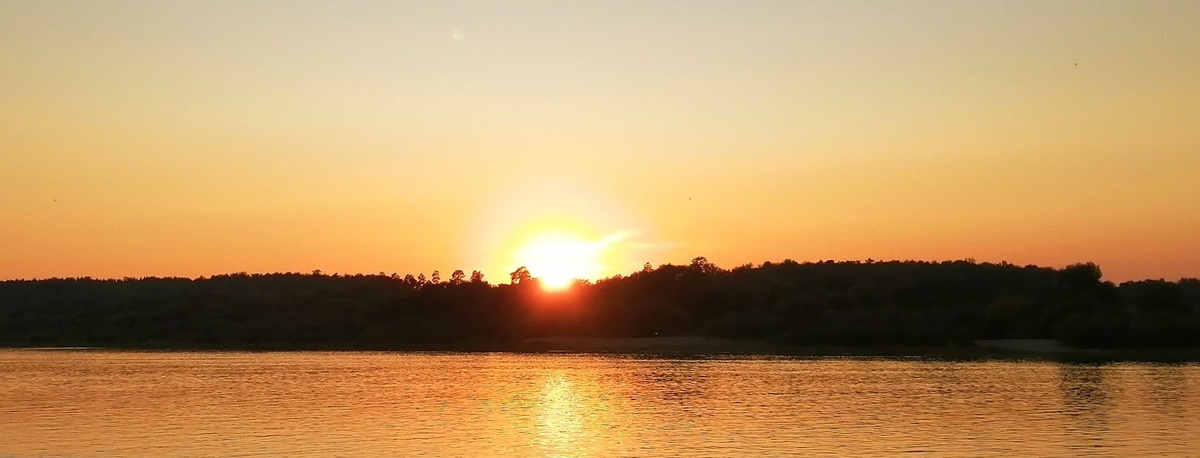 Закат на Оке. Солнце прячется где-то там, за Тарусой.