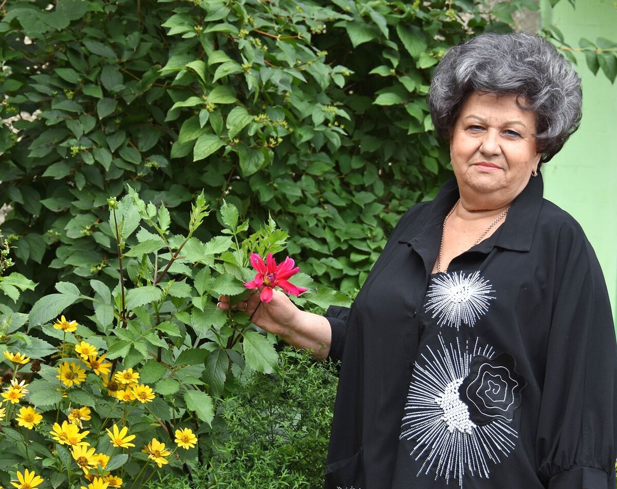 Сегодня Татьяна Николаевна много делает для благоустройства двора своего дома. Фото: Игорь ФИЛОНОВ  📷
