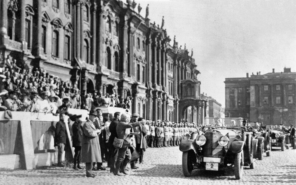 Ленинград, площадь Урицкого, 18 августа 1925 года, 9:50 утра. Зиновий Яковлевич Литвин-Седой дает отмашку Кристиану Крацеру за рулем Mercedes 24/100/140 PS стартовать. В пробег шли три такие машины, №№ 1, 2, 3. Крацер на № 2 завоюет 1‑й приз за совокупность качеств в 1‑й колонне и фактически станет победителем всего пробега. №1 будет признан самым быстрым — после включения нагнетателя эта модель развивала до 120 км/ч