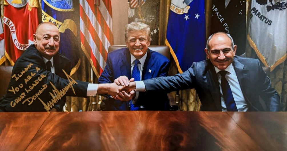    "Ты великий лидер!" - написал Дональд Трамп Ильхаму Алиеву. И для США, действительно, великий - его руками Вашингтон выдавил Россию из Закавказья. (Фото Белого Дома).