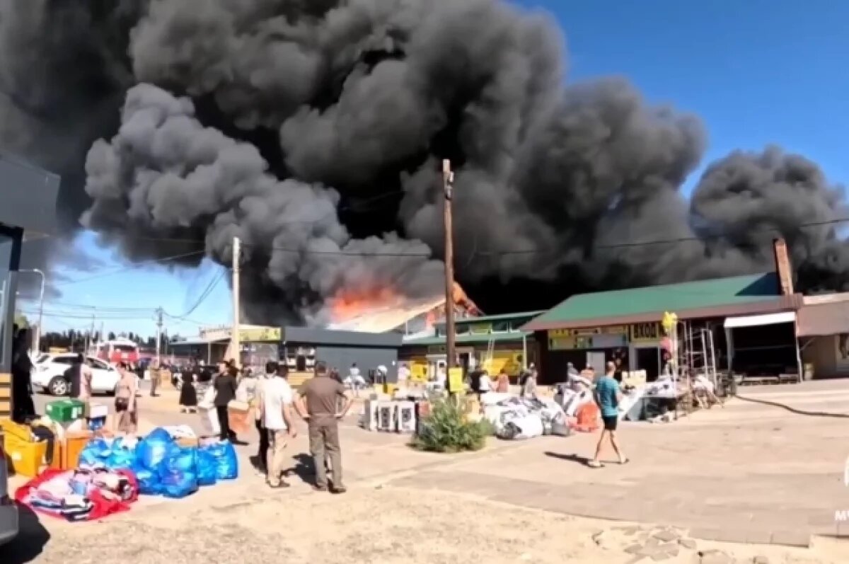    Огонь локализовали на Тракторном рынке в Волгограде, спасено 6-ро – видео