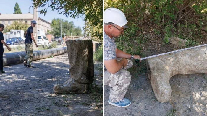 На улице Полины Осипенко в Волгограде рабочие обнаружили бетонную ногу памятника Иосифа Сталина. Обложка © Telegram / V1.RU | Новости Волгограда