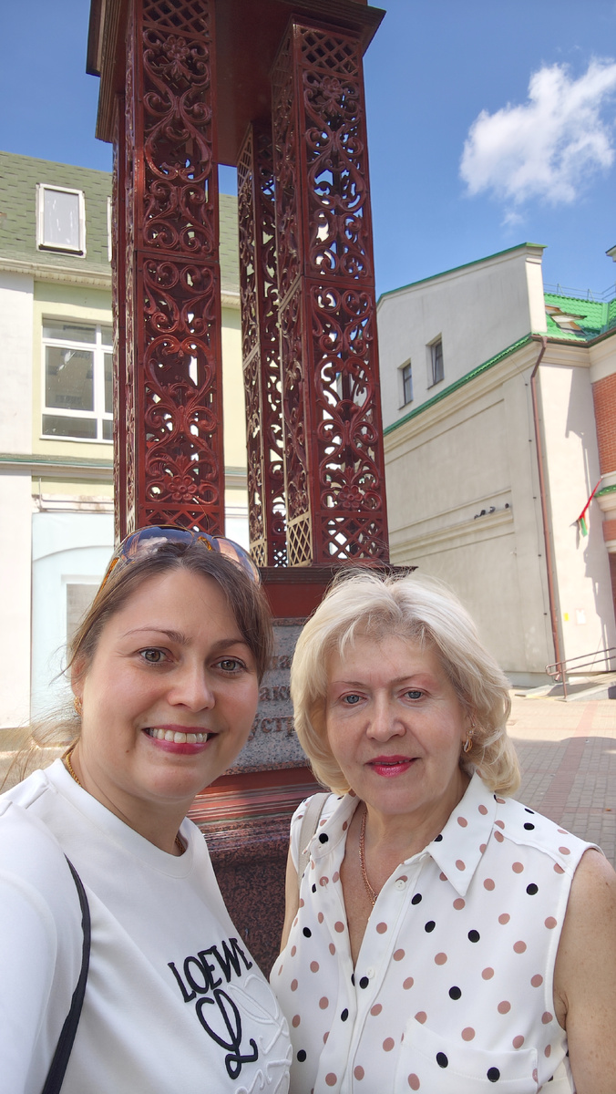 Приехала в гости. С мамой на бульваре Штекерау в Барановичах